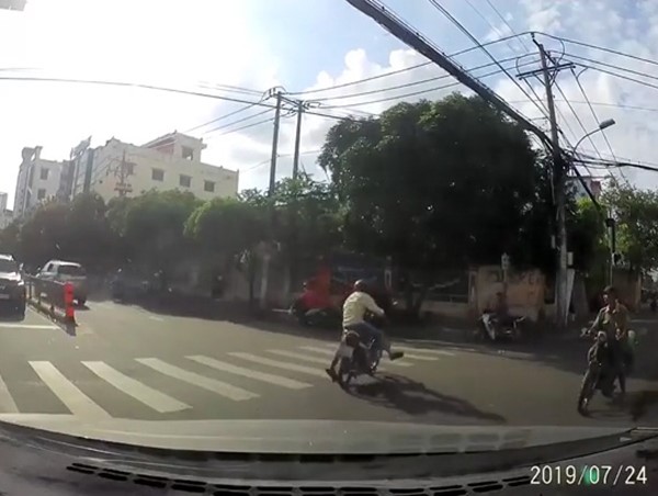 Vừa lái xe vừa nghe điện thoại, người đàn ông ngã sõng soài ra đường