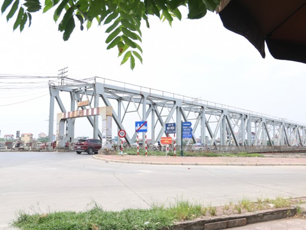 Mặt cầu Đuống trơ cả lõi sắt, dân “nín thở” khi qua cầu