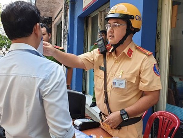 Người vi phạm tìm cách đối phó khi bị kiểm tra nồng độ cồn