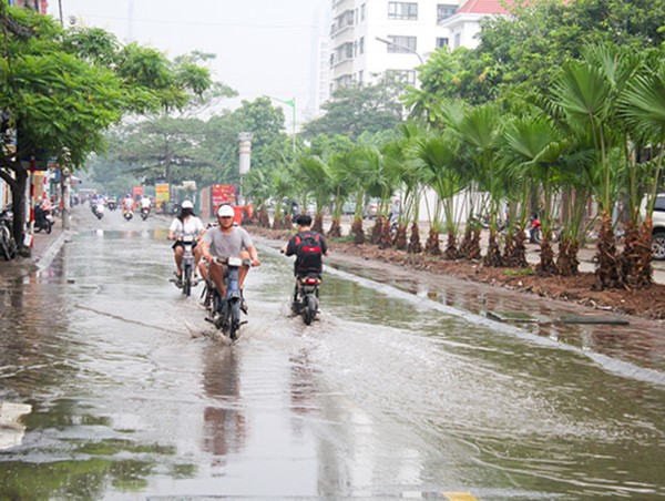 Con phố quanh năm luôn trong tình trạng ngập úng tại Hà Nội