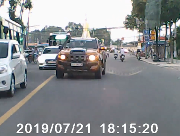 Xử phạt xe bán tải lấn làn, chèn ép xe khác