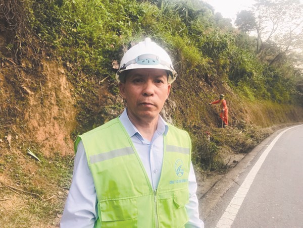 Người cặm cụi làm đẹp những cung đường