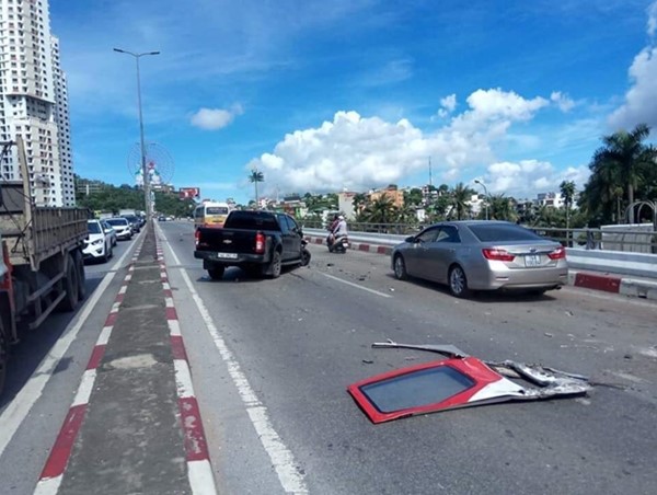 Xe khách mất lái, tông hàng loạt xe máy ở cầu Bãi Cháy, 5 người thương vong