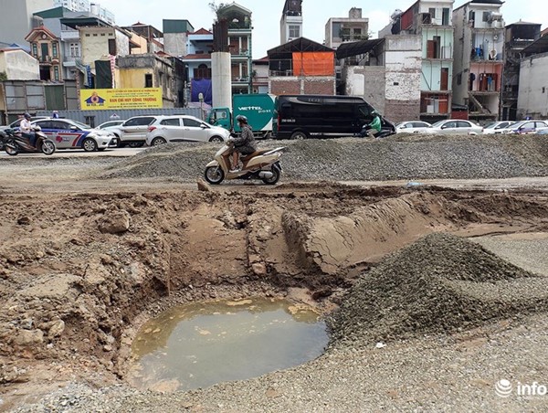 Hà Nội: Người dân phải “off road” bất đắc dĩ trên đường Trường Chinh