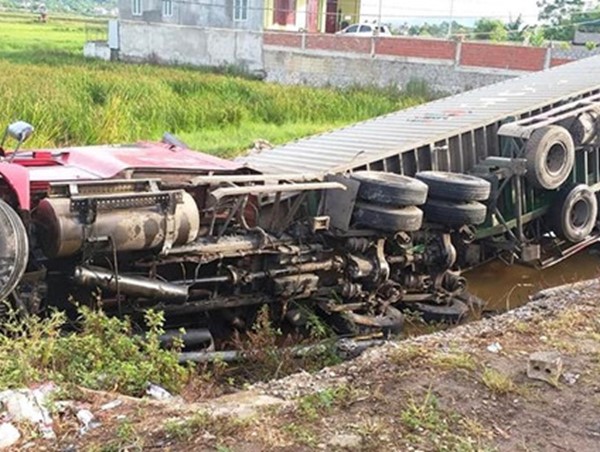 Xe container lật nghiêng dưới ruộng lúa, tài xế thoát nạn