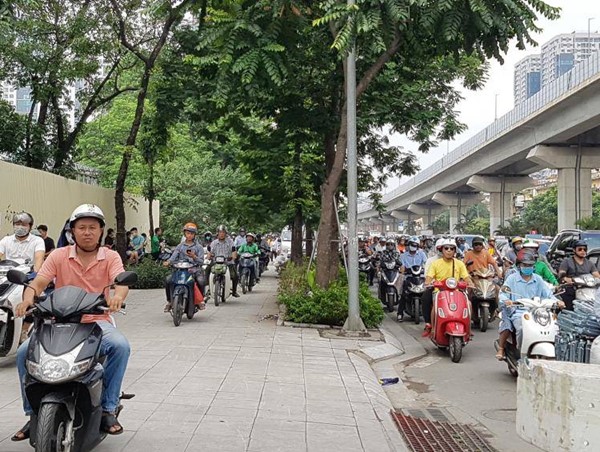 Đường Nguyễn Trãi “ngộp thở”, tắc hơn 1 tiếng do xe buýt gặp sự cố