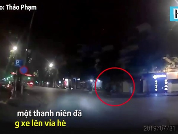 Đua xe gây tai nạn trên hồ Hoàn Kiếm, quái xế vứt xe tẩu thoát