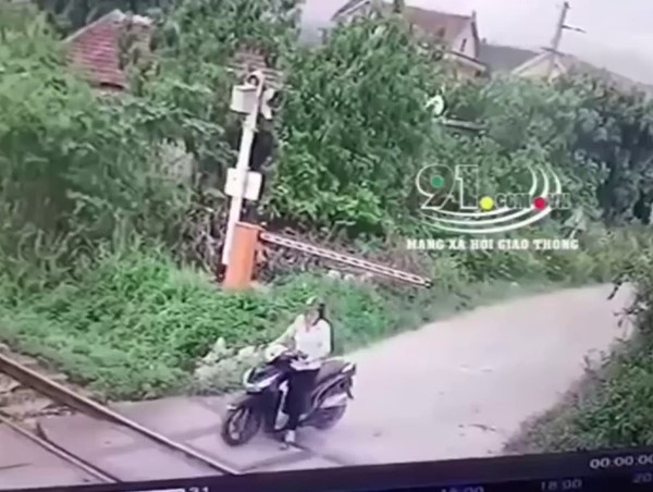 CLIP: Khoảnh khắc người phụ nữ cố vượt đường ray, bị tàu tông tử vong
