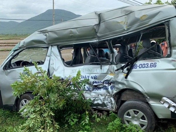 Tai nạn đường sắt nghiêm trọng, 3 người trên xe 16 chỗ tử vong