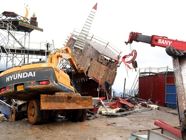 Cưỡng chế tháo dỡ các lều, quán lấn chiếm trên đèo Hoàng Liên Sơn