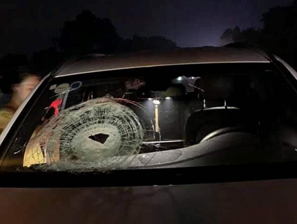 Mercedes trúng đá tảng trên cao tốc Hà Nội - Thái Nguyên, nữ tài xế bị thương