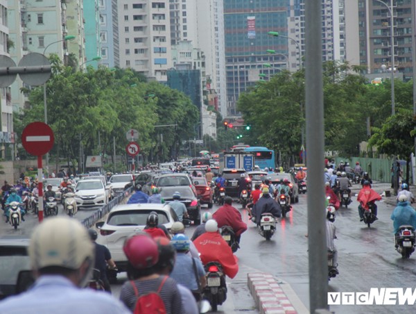 Ảnh: Người dân Hà Nội làm 'xiếc' trên vỉa hè để thoát ùn tắc sau mưa lớn