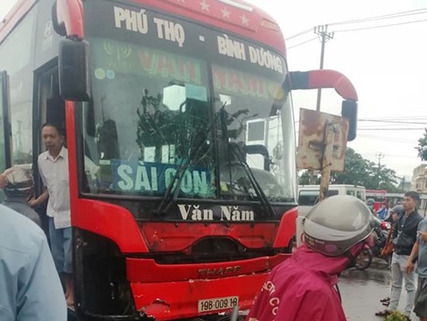 Xe khách tông liên hoàn, 5 người thương vong ở Gia Lai