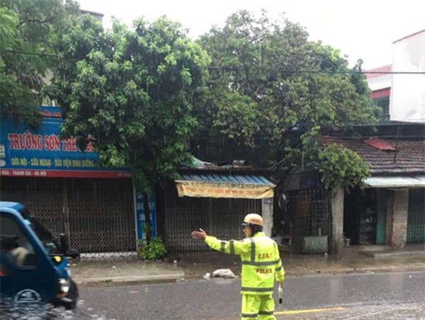 CSGT tuần tra lưu động, phân luồng giao thông trong mưa bão