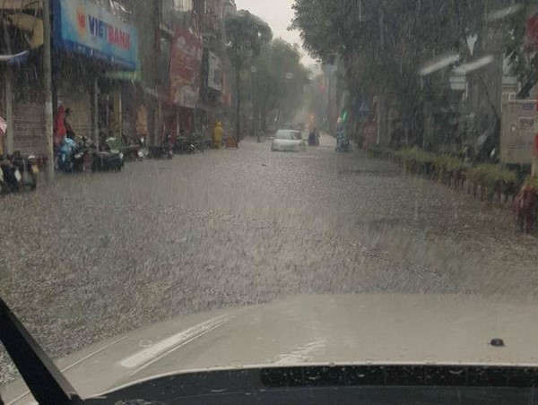 Cập nhật bão số 3, nhiều tuyến phố nội đô Hà Nội nguy cơ ngập nặng