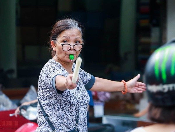 Vẻ đẹp của người phụ nữ làm "cảnh sát giao thông" không công ở cổng viện Nhi Trung ương