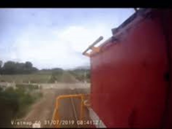 Khoảnh khắc tàu hoả đâm trúng xe 16 chỗ khiến 3 người tử vong