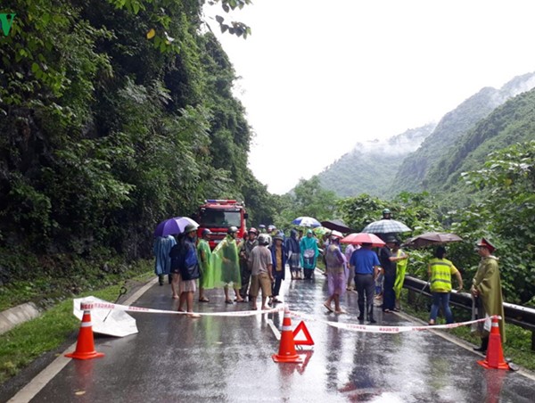 Bắc Kạn: Đá lở vùi lấp xe máy, 2 người thương vong