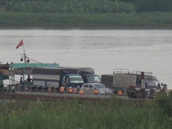 Cận cảnh phà khách chở quá tải trên sông Hồng