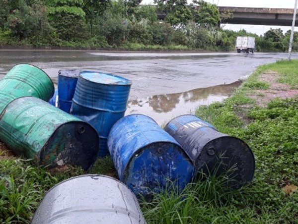 Rác thải nguy hại lại tràn lan đường gom Đại lộ Thăng Long