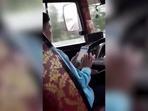 Tài xế xe khách liều lĩnh vừa lái xe vừa dùng điện thoại trên cao tốc Hà Nội – Hải Phòng 
