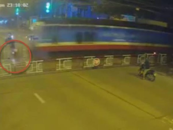 Cố vượt barie, người đàn ông bị tàu đâm tử vong