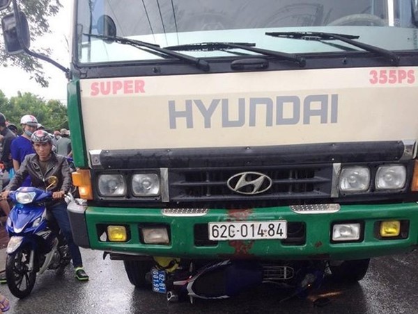 Tông thẳng xe cán bộ quản lý thị trường, tài xế ô tô chở hàng lậu bỏ chạy