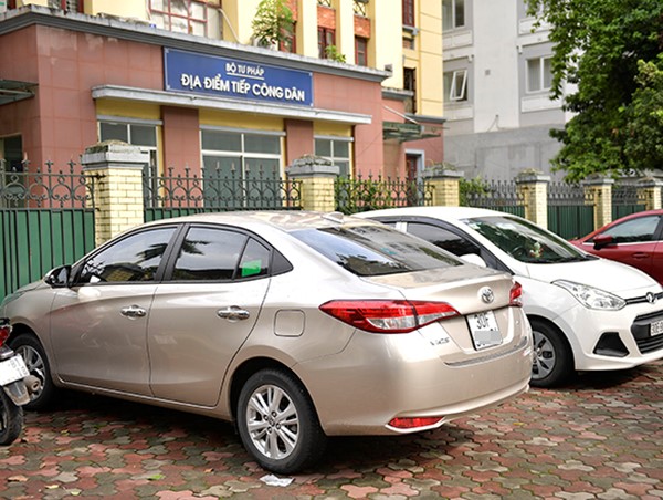 CSGT Hà Nội ra quân xử lý xe đỗ dừng sai quy định