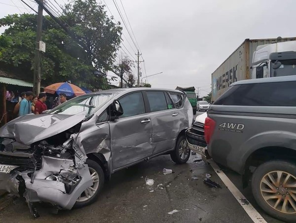 Bình Dương: Xe container tông hàng loạt xe con trên quốc lộ 