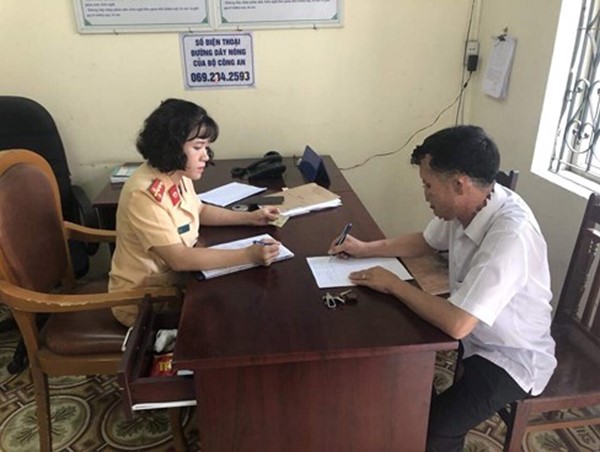 Xử phạt tài xế sử dụng điện thoại di động trên cao tốc Hà Nội - Hải Phòng