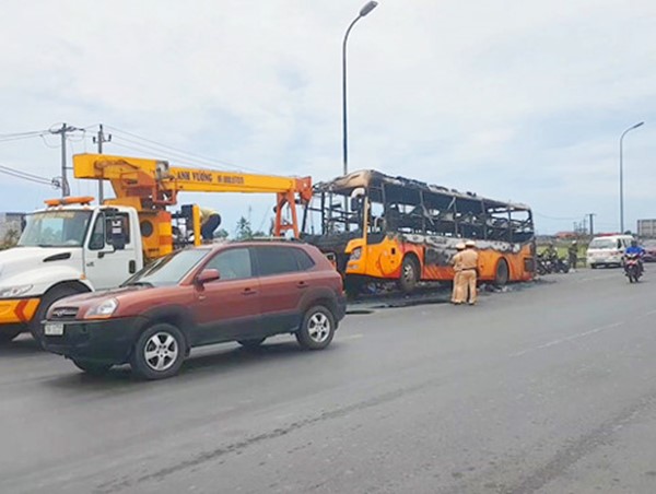 Xe khách giường nằm bốc cháy dữ dội, 40 hành khách thoát nạn