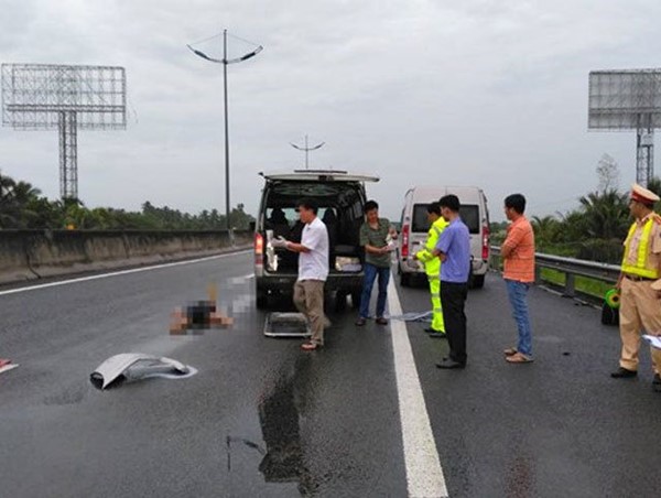 Nam thanh niên đi bộ trên cao tốc bị xe khách tông tử vong