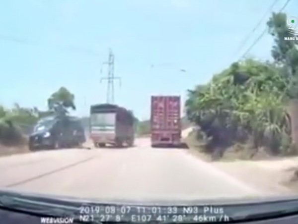 Vượt ẩu nơi có biển cấm, xe tải đấu đấu đầu xe khách 