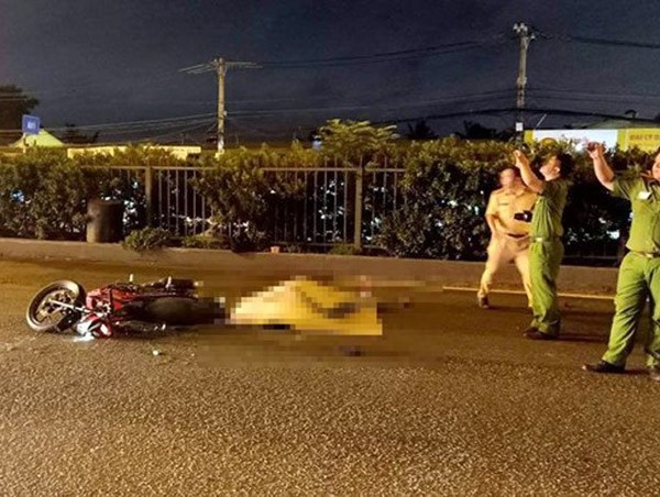 Va chạm liên tiếp với 2 xe tải, người đàn ông đi xe máy tử vong tại chỗ