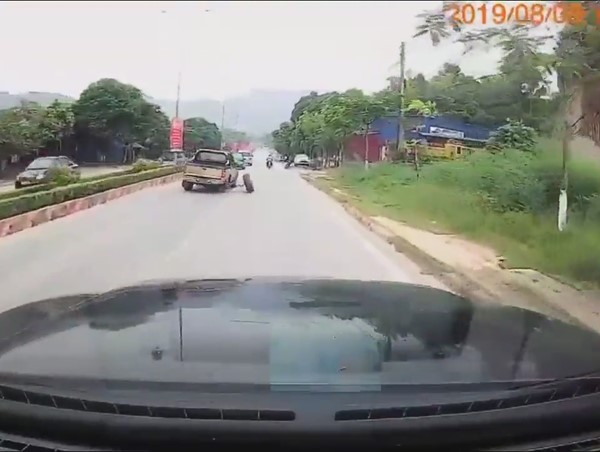 Hài hước xe bán tải đang đi rụng bánh trên đường phố Việt