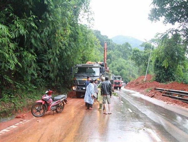 Lâm Đồng: Đèo Bảo Lộc thông xe sau nhiều giờ ách tắc vì sạt lở
