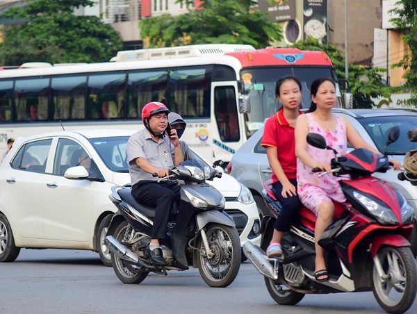 15 phút tại ngã tư: Nghìn lẻ kiểu vừa đi xe máy vừa dùng điện thoại 