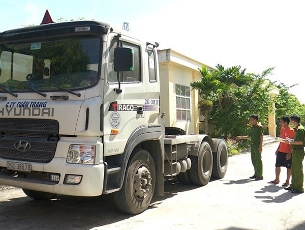 Bắt giữ xe đầu kéo gây tai nạn chết người rồi bỏ trốn trong đêm