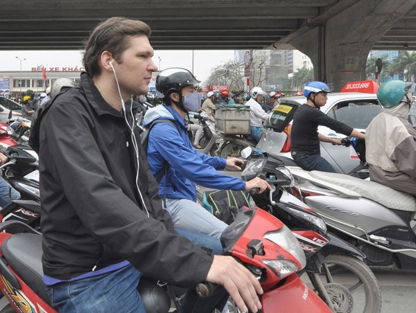 Khi “Tây ba lô” vô tư “quên” đội mũ bảo hiểm