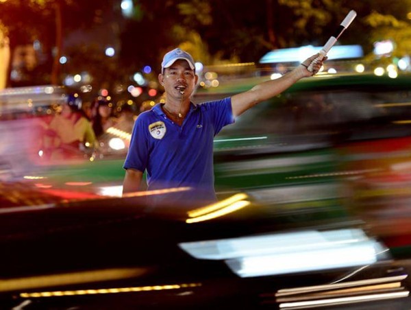 Video: Chuyện về hiệp sĩ giao thông chuyên giải cứu kẹt xe tại Sài Gòn