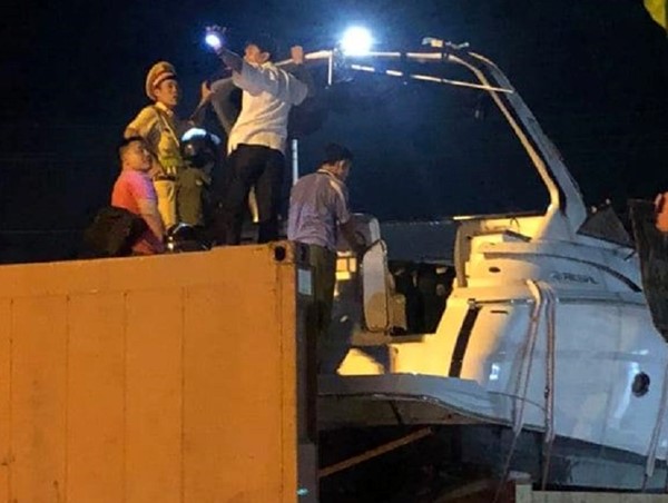 “Giải cứu” xe container mắc kẹt, phụ xe đụng gầm cầu thiệt mạng