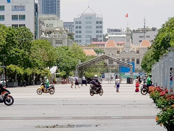 Xe máy “tiện đâu rẽ đó” trên phố đi bộ Nguyễn Huệ