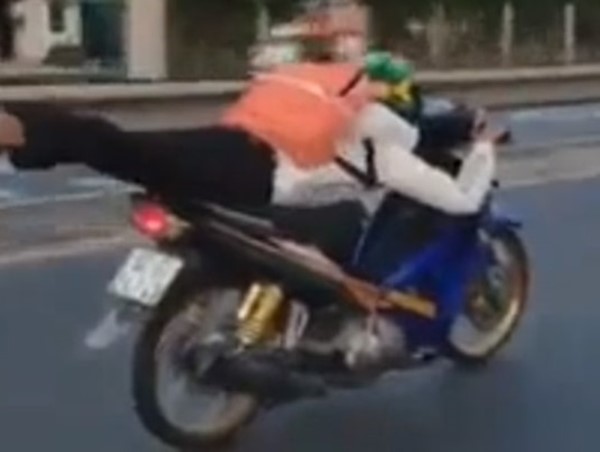 Thót tim cảnh nam sinh Quảng Nam nằm trên yên xe, phóng như bay trên quốc lộ
