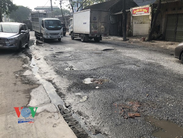 Phố Keo xuống cấp, biển cấm bị sơn che gây mất an toàn giao thông