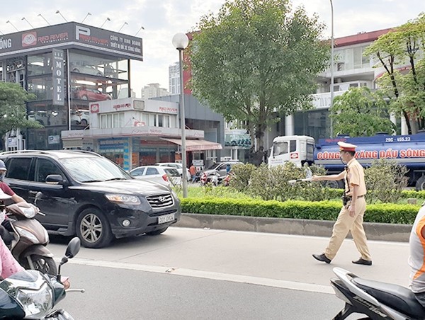 Tài xế phát hoảng nhận giấy báo phạt đi vào làn BRT