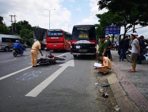 Tránh xe bắt khách dọc đường, cả gia đình gặp nạn, bé trai 11 tuổi tử vong