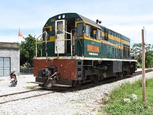 Băng qua đường sắt thiếu quan sát, cụ ông bị tàu đâm tử vong