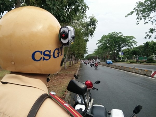 Cảnh sát giao thông có được dùng điện thoại ghi hình người vi phạm?