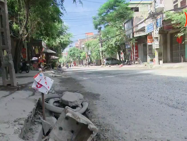 Đường Phú Minh bị “cầy nát” do xe tải trọng lớn