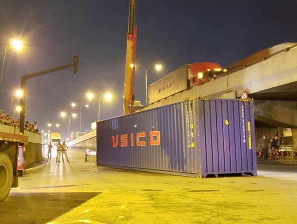 Thùng container rụng xuống đường, nhiều người may mắn thoát nạn